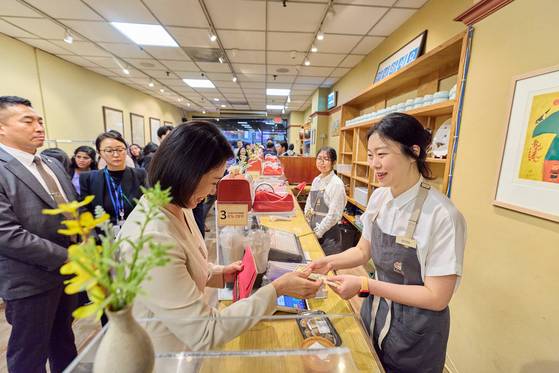 김혜경 여사가 뉴욕 코리아타운의 한 반찬가게를 방문한 모습. 〈사진=대통령실 제공〉