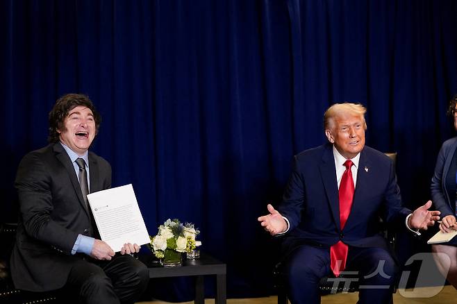 도널드 트럼프 미국 대통령과 하비에르 밀레이 아르헨티나 대통령이 23일(현지시간) 미국 뉴욕에서 열린 제80차 유엔 총회에서 만나 회담하고 있다. 2025.09.23. ⓒ 로이터=뉴스1 ⓒ News1 류정민 특파원