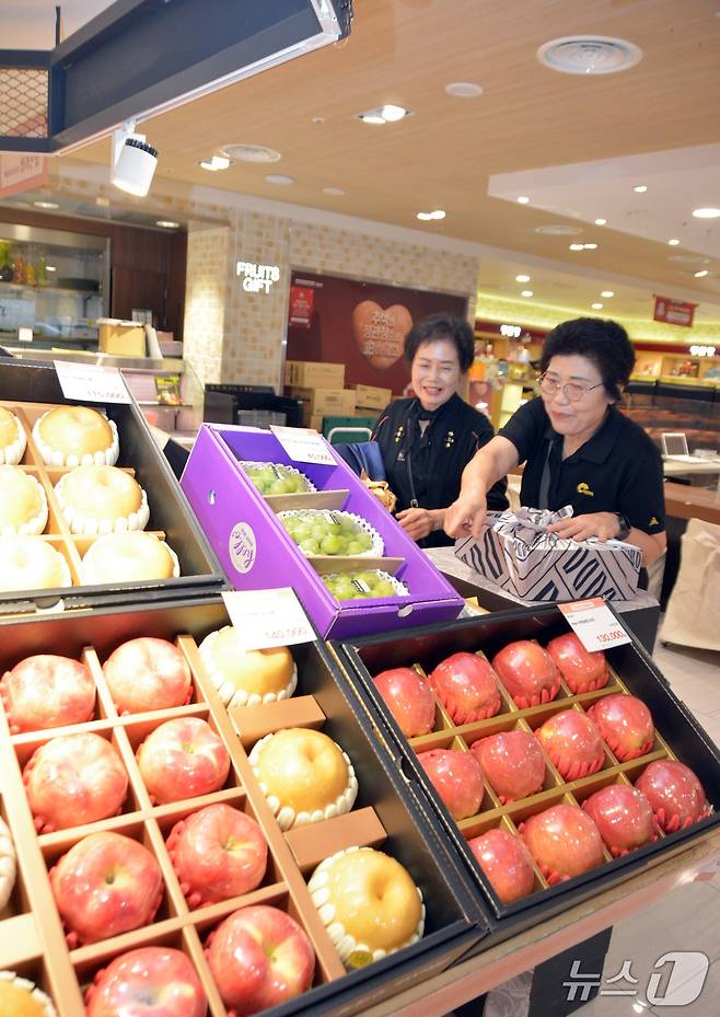대구백화점 프라자점을 찾은 고객이 과일 선물세트를 고르고 있다.(대구백화점 제공. 재판매 및 DB 금지)