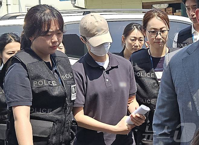 육군 12사단 '훈련병 사망' 사건과 관련해 규정을 어긴 군기훈련(얼차려)을 지시한 혐의를 받는 중대장이 21일 강원도 춘천지법에서 열린 영장실질심사(구속 전 피의자 심문)에 출석하고 있다. 2024.6.21/뉴스1 ⓒ News1 이종재 기자