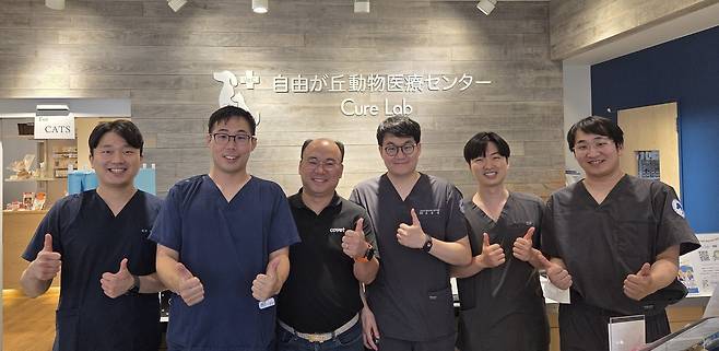 스카이동물메디컬센터 외과 의료진이 일본 지유가오카 동물의료센터에 방문해 기념 사진을 찍고 있다(병원 제공). ⓒ 뉴스1