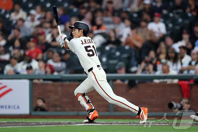 샌프란시스코 자이언츠 이정후가 25일(한국시간) 열린 2025 메이저리그 세인트루이스 카디널스전에서 2회말 시즌 31호 2루타를 터뜨렸다. ⓒ AFP=뉴스1