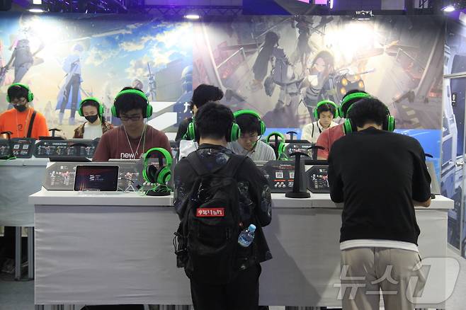 25일 도쿄게임쇼(TGS) 스마일게이트 부스를 찾은 관람객들이 신작  '카오스 제로 나이트메어' 를 시연하고 있다. TGS는 이날 일본 지바현 마쿠하리 멧세에서 개막했다. 올해 TGS에서는 넷마블, 엔씨소프트, 넥슨, 펄어비스, 컴투스, 스마일게이트 등 주요 한국 게임사도 게임을 선보인다.2025.9.25/뉴스1 ⓒ News1 김민재 기자