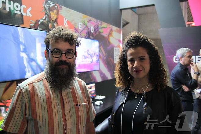 마르코 베탕쿠르  '레드캣피그'(REDCATPIG) 대표(왼쪽)가 25일 도쿄게임쇼(TGS) 부스에서 뉴스1과 인터뷰하고 있다. 베탕쿠르 대표는 이날 포르투갈 중소 게임사 두 곳과 함께 일본을 찾았다.2025.9.25/뉴스1 ⓒ News1 김민재 기자