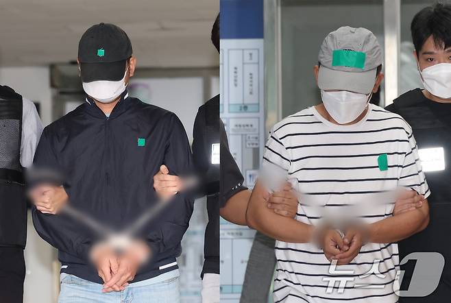 'KT무단결제 사건' 피의자인 A 씨(왼쪽부터)와 B 씨가 25일 경기 수원시 영통구 수원영통경찰서에서 나와 검찰로 구속 송치되고 있다.2025.9.25/뉴스1 ⓒ News1 김영운 기자
