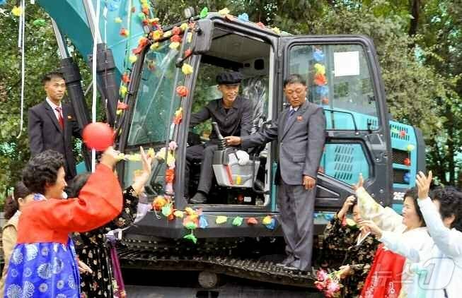 (평양 노동신문=뉴스1) = 북한 노동당 기관지 노동신문은 25일 김정은 당 총비서가 양강도의 농촌 건설에 필요한 굴착기들을 보냈다고 선전했다. [국내에서만 사용가능. 재배포 금지. DB 금지. For Use Only in the Republic of Korea. Redistribution Prohibited] rodongphoto@news1.kr