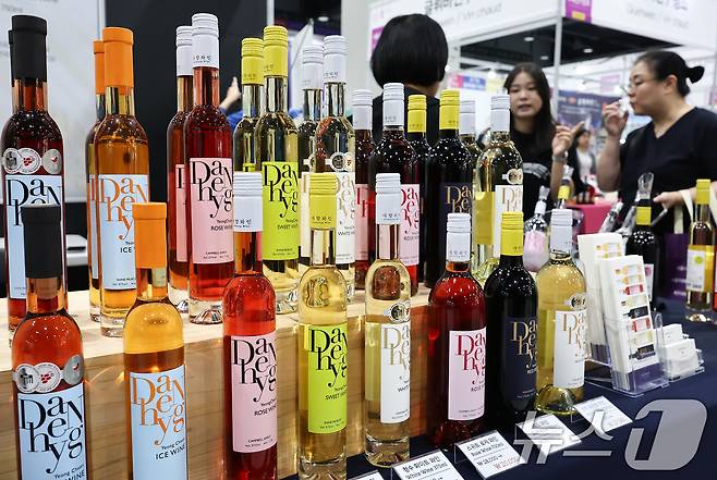 25일 서울 강서구 코엑스 마곡에서 열린 '서울국제주류&와인박람회'에서 관람객들이 와인을 시음하고 있다. 2025.9.25/뉴스1 ⓒ News1 김도우 기자