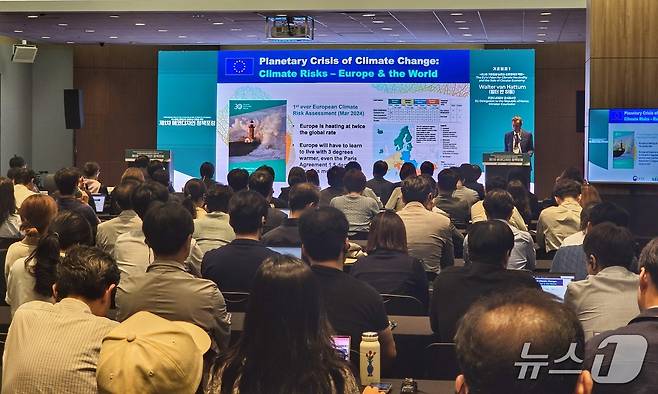 발터 반 하툼 주한EU대표부 공사참사관이 25일 서울 강남구 코엑스에서 열린 제1차 에코디자인 정책포럼에서 발제하고 있다. ⓒ 뉴스1 황덕현 기자