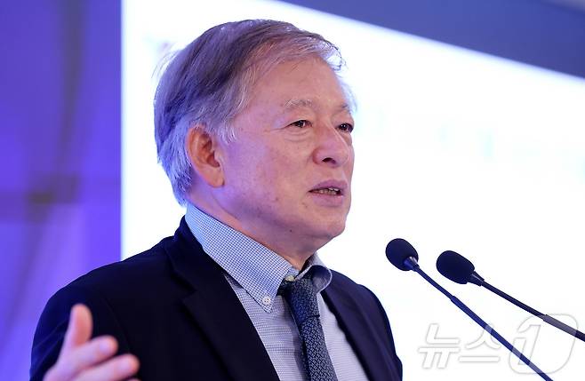 염재호 전 국가인공지능위원회 부위원장이 25일 서울 소공동 롯데호텔에서 'AX 시대, 유통의 패러다임 전환'을 주제로 열린 '2025 뉴스1 미래유통혁신포럼(RFIF)'에서 기조강연을 하고 있다. 2025.9.25/뉴스1 ⓒ News1 박지혜 기자