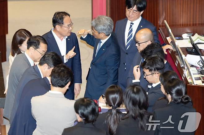 25일 서울 여의도 국회에서 열린 제429회국회(정기회) 9차 본회의에서 공익신고자 보호법 일부개정법률안에 대한 신속처리안건(패스트트랙) 지정동의의 건 등에 대한 무기명 투표 후 개표 중 감표 위원인 김기표 더불어민주당 의원과 임종득 국민의힘 의원이 무효표 기준 등으로 논쟁하고 있다. 2025.9.25/뉴스1 ⓒ News1 이승배 기자