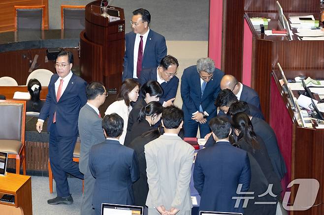 25일 서울 여의도 국회에서 열린 제429회국회(정기회) 9차 본회의에서 공익신고자 보호법 일부개정법률안에 대한 신속처리안건(패스트트랙) 지정동의의 건 등에 대한 무기명 투표 후 투표수가 의원 명패 수보다 1개 많자 송언석 국민의힘 원내대표가 우원식 국회의장에게 항의를 마치고 자리로 향하고 있다. 2025.9.25/뉴스1 ⓒ News1 이승배 기자