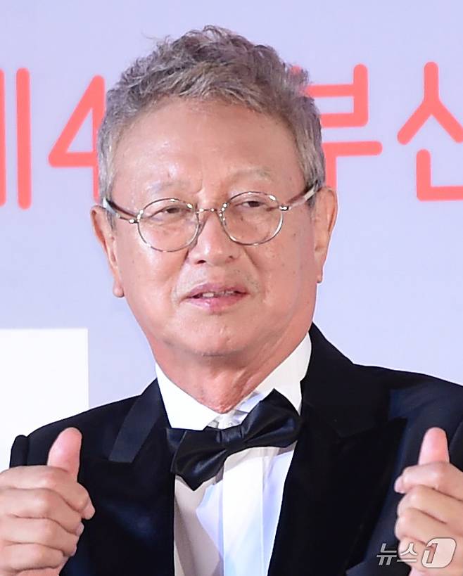 코미디언 전유성이 25일 밤 전북대학교병원에서 별세했다. 전유성은 이날 오후 9시 5분께 전북대병원에서 향년 76세를 일기로 생을 마감했다. 전유성은 폐기흉 증세가 악화돼 최근 전북대병원에 입원해 치료를 받았던 것으로 알려졌다. (뉴스1 DB) 2025.9.25/뉴스1