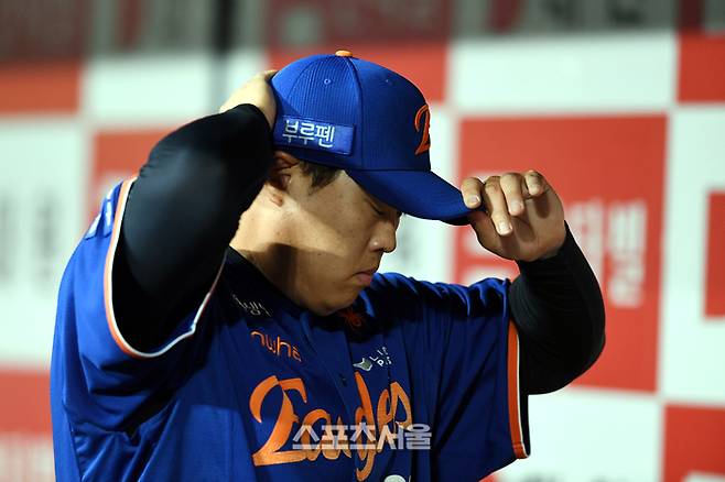 한화 류현진이 26일 고척스카이돔에서 열린 2025 KBO리그 키움과 경기에서 2회말 수비를 위해 모자를 쓰고 있다. 고척 | 박진업 기자 upandup@sportsseoul.com