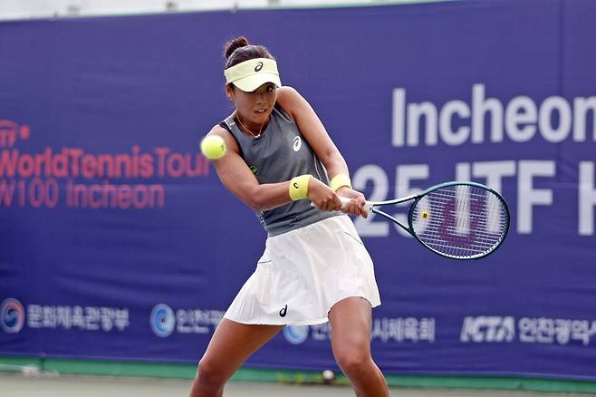 구연우가 25일 인천에 위치한 열우물 테니스장 센터코트에서 열린 '2025 국제테니스연맹(ITF) KMJ 아트갤러리컵 인천 여자국제테니스투어' 단식 16강 경기를 치르고 있다. /사진(인천)=테니스코리아 제공