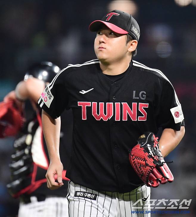 4회말 1사 2, 3루. 교체되는 LG 선발 송승기.