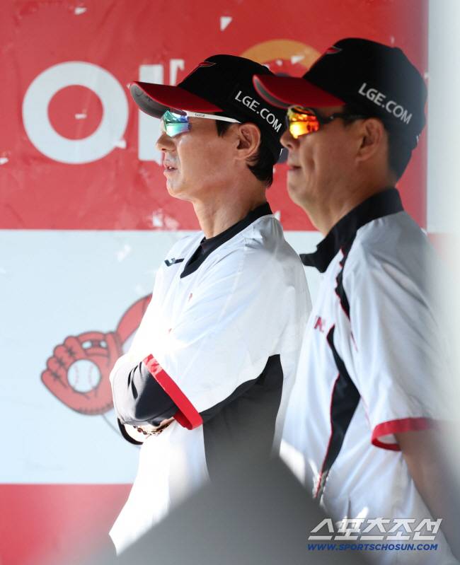 18일 수원 케이티위즈파크에서 열린 KT와 LG의 더블헤더 1차전 경기. 경기를 지켜보고 있는 LG 염경엽 감독. 수원=송정헌 기자songs@sportschosun.com/2025.09.18/