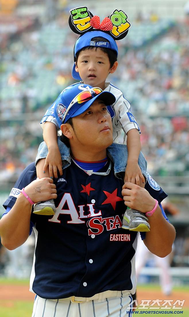 지난 2011년 잠실에서 열린 KBO 올스타전에 함께한 선수시절 박석민 전 코치와 아들 박준현. 잠실=허상욱 기자
