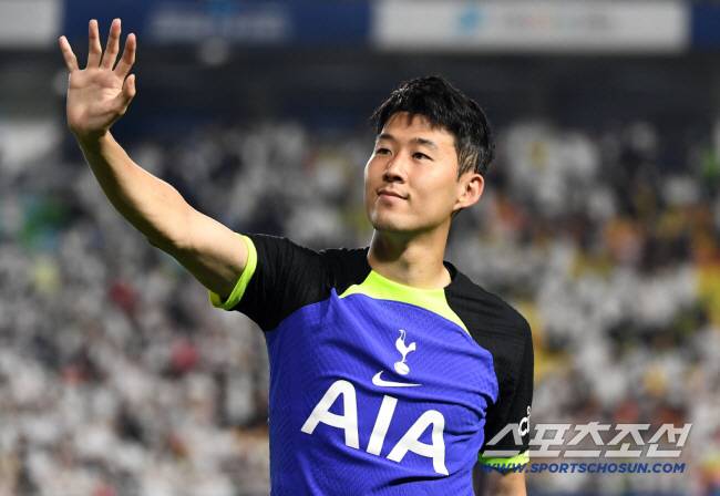 토트넘 홋스퍼 FC와 세비야 FC의 친선경기가 16일 수원월드컵경기장에서 열렸다. 경기 종료 후 손흥민이 팬들을 향해 인사를 건네고 있다. 수원=박재만 기자 pjm@sportschosun.com/2022.07.16/