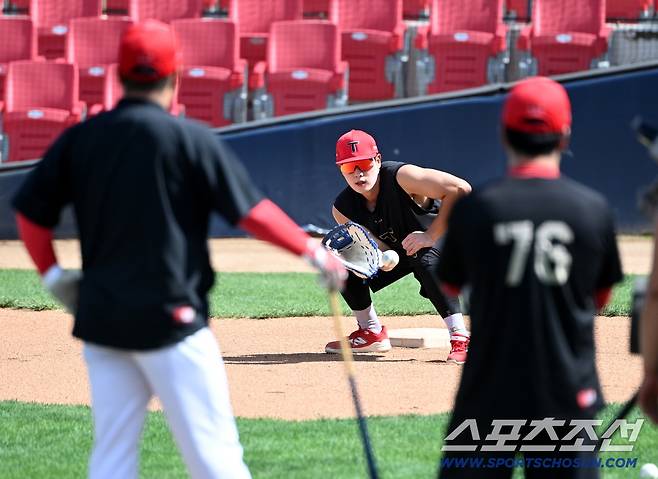 5일 광주KIA챔피언스필드에서 열린 KT와 KIA의 경기, KIA 이범호 감독이 오선우의 수비훈련을 지도하고 있다. 광주=허상욱 기자wook@sportschosun.com/2025.09.05/