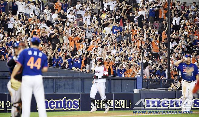 10일 서울 잠실구장에서 열린 한화-LG전. 한화가 5대4로 승리했다. 3루쪽 한화 팬들이 환호하고 있다. 잠실=정재근 기자 cjg@sportschosun.com/2025.8.10/