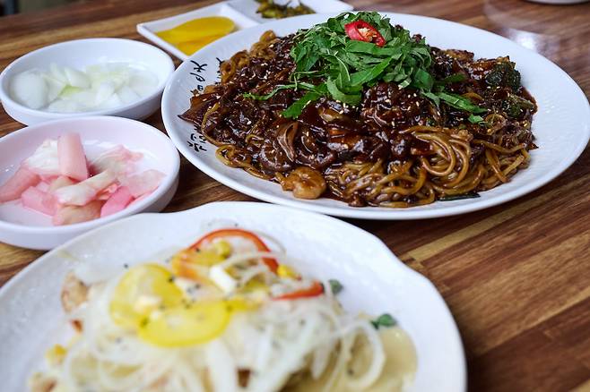 ◇제천 카스트로 투어에서 맛볼 수 있는 낭만짜장과 크림탕수육. 사진제공=지엔씨21