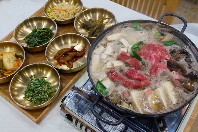 ◇제천 청풍호 인근에 있는 성현한정식의 약채락. 사진제공=지엔씨21