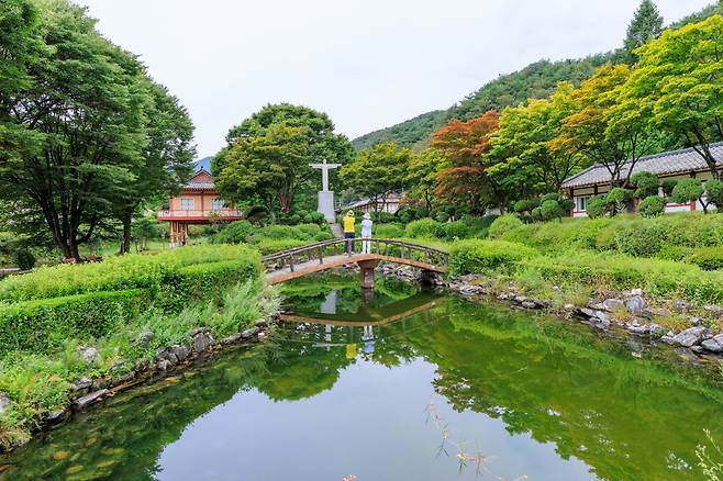 ◇제천의 베론 성지는  한국 천주교 전파의 진원지로 천주교사의 중요한 의미를 지니고 있는 동시에 가을 단풍이 아름다워 여행객이 즐겨 찾는 곳이다. 사진제공=지엔씨21