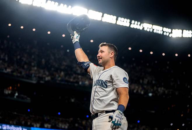 시애틀 매리너스 칼 롤리가 25일(한국시각) T모바일파크에서 열린 콜로라도 로키스전에서 8회말 시즌 60호 홈런을 터뜨린 뒤 축하하는 팬들을 향해 헬멧을 벗어 답하고 있다. Imagn Images연합뉴스