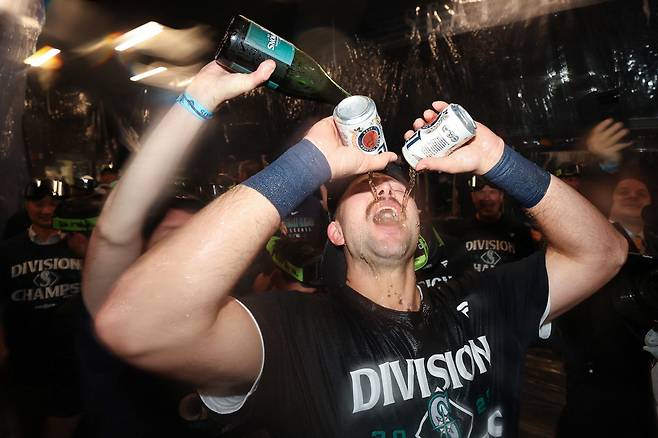 시애틀 매리너스 칼 롤리가 25일(한국시각) T모바일파크에서 열린 콜로라도 로키스전에서 8대2로 승리해 지구 우승을 확정한 뒤 축하 행사에서 기쁨을 만끽하고 있다. AFP연합뉴스