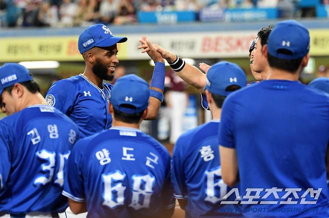 25일 대구 라이온즈파크에서 열린 삼성 라이온즈와 키움 히어로즈 경기. 5회말 1사 3루 삼성 디아즈가 적시타를 날리며 단일 시즌 최다 타점 신기록을 달성했다. 수비 교대 때 동료들이 디아즈와 하이파이브를 나누고 있다. 대구=박재만 기자 pjm@sportschosun.com/2025.09.25/