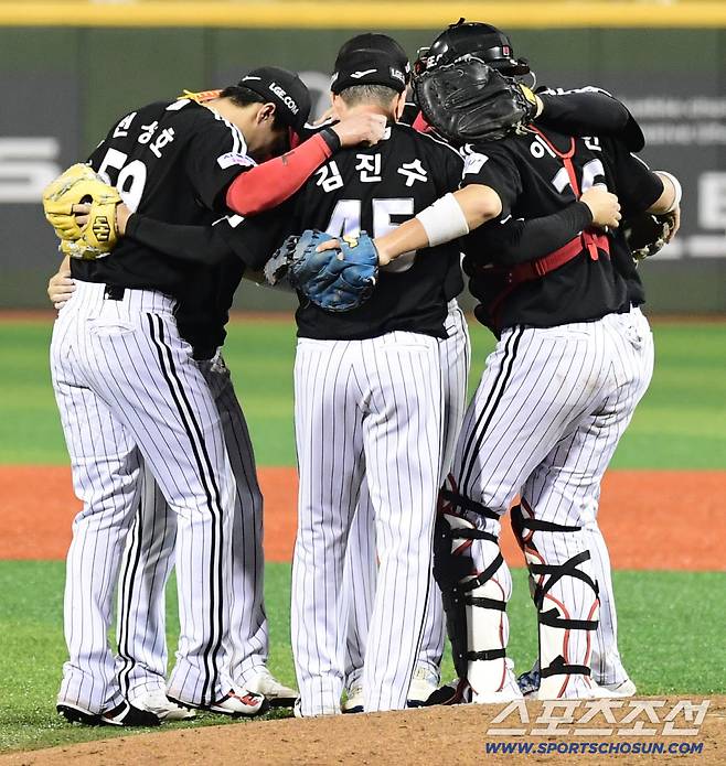 25일 울산 문수야구장에서 열린 KBO리그 롯데와 LG의 경기. LG가 롯데에 승리했다. 경기 종료 후 승리의 기쁨을 나누는 LG 선수들. 울산=송정헌 기자songs@sportschosun.com/2025.09.25/