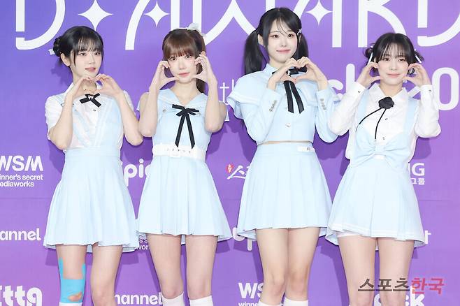 '제 1회 디 어워즈(D Awards)' 레드카펫 행사에 참석한 QWER(큐더블유이알). 2025.2.22 ⓒ이혜영 기자 lhy@hankooki.com