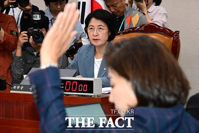 국회 법제사법위원회가 파행을 반복하고 있다. 사진은 24일 국회에서 열린 법사위 전체회의에서 추미애 위원장(가운데)과 나경원 국민의힘 의원이 거수 표결을 하는 모습. /남윤호 기자