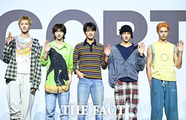 그룹 코르티스의 데뷔 앨범 'COLOR OUTSIDE THE LINES'는 일주일간 약 43만 장의 판매고를 기록했다. 이는 올해 데뷔한 신인 중 가장 높은 수치이자 역대 보이 그룹 데뷔 음반 일주일 판매 기록을 따져봐도 4위에 해당하는 호성적이다./서예원 기자