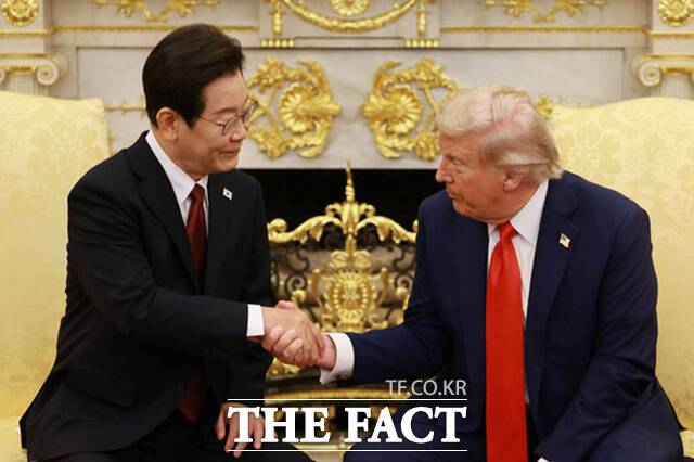 이재명 대통령과 도널드 트럼프 미국 대통령이 25일(현지시간) 미국 워싱턴DC 백악관에서 한미 정상회담을 하고 있다. /뉴시스