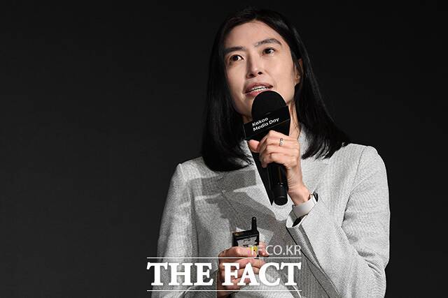 25일 <더팩트> 취재를 종합하면, 현재 여러 온라인 커뮤니티에 카카오톡이 자동으로 업데이트 됐다며 불만을 표하는 게시글들이 지속적으로 올라오고 있다. 사진은 정신아 카카오 대표./더팩트 DB
