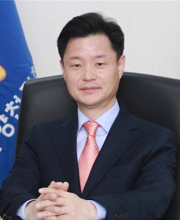정부가 25일 박정보 경찰인재개발원장을 서울경찰청장으로, 엄성규 강원경찰청장을 부산경찰청장 직무대리로, 한창훈 경찰청 생활안전교통국장을 인천경찰청장으로 발령하는 등 치안정감을 포함한 경찰 고위급 간부 30명의 인사를 단행했다. 사진은 박정보 신임 서울경찰청장 모습. /경찰청 제공