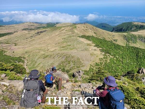 25일 제주 북부·남부·동부·서부 해안가를 중심으로 폭염주의보가 발효되며 역대 가장 늦은 폭염 기록이 갱신됐다. 기상청에 따르면 이번 늦더위는 남동쪽의 북태평양고기압과 북서쪽에서 내려온 찬 공기 사이에서 제주로 남풍이 강하게 불며 발생했다. 이 바람으로 고온다습한 공기가 유입돼 체감온도가 높아진 것으로 나타났다. /더팩트 DB