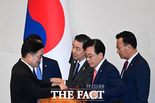 25일 오후 서울 여의도 국회에서 열린 본회의에서 우원식 국회의장(왼쪽)과 김병기 더불어민주당 원내대표, 송언석 국민의힘 원내대표가 무기명 투표에서 나온 모호한 표를 두고 처리 방안을 논의하고 있다. /국회=남윤호 기자