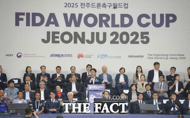 25일 오후 전북 전주월드컵경기장에서 개막한 '2025 전주드론축구월드컵(FIDA World Cup Jeonju 2025)' 대회의 개막식에서 공동조직위원장인 우범기 전주시장이 개회를 선언하고 있다. /전주시