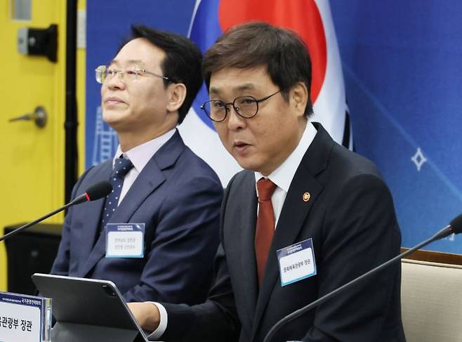 최휘영 문화체육관광부 장관이 25일 서울 중구 하이커그라운드에서 열린 제10차 국가관광전략회의에서 안건을 보고하고 있다.   [사진 제공= 연합뉴스]
