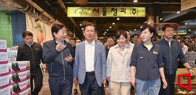 정청래 더불어민주당 대표가 25일 추석맞이 물가점검을 위해 서울 송파구 가락동 농수산물도매시장을 방문하고 있다. 왼쪽부터 문영표 서울시농수산식품공사 사장, 정 대표, 송미령 농림축산식품부 장관, 전현희 더불어민주당 최고위원. 2025.9.25 국회사진기자단