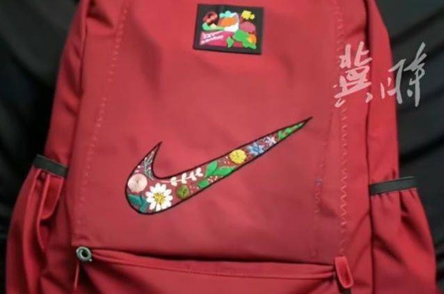 형편이 어려워 아들에게 나이키 가방을 사줄 수 없었던 한 중국 어머니가 직접 수놓은 나이키 로고. 더우인 캡처