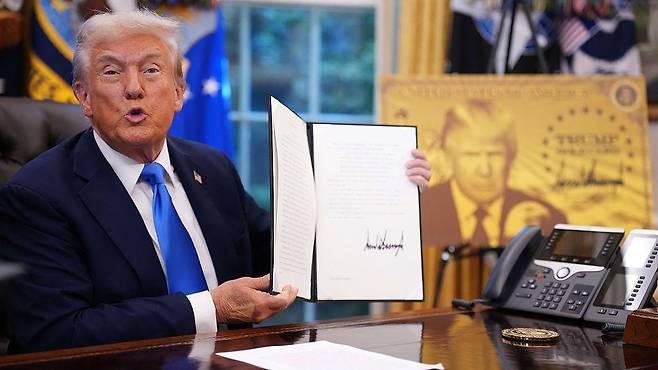 도널드 트럼프 대통령은 숙련 외국인 근로자를 들여오는 방식을 전면 개편하고자 나섰다