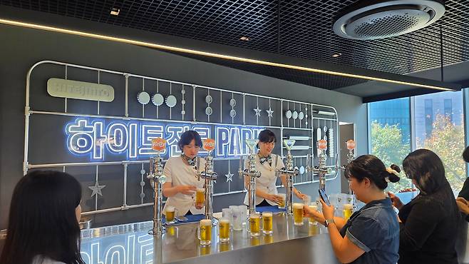 23일 강원도 홍천 소재 하이트진로 강원 공장에서 갓 생산된 맥주 '테라'와 '켈리' 시음회가 열리고 있다. /김윤주 기자