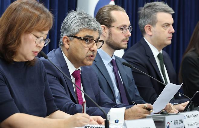 라훌 아난드 IMF 한국 미션단장(왼쪽 두번째)이 24일 오전 서울 종로구 정부서울청사에서 2025년 IMF 연례협의 결과 브리핑을 하고 있다./뉴스1