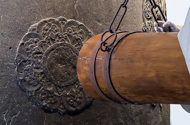 24일 국립경주박물관에서 열린 성덕대왕 신종 타종행사에서 당목으로 연꽃무늬 당좌를 치는 모습./ 김동환 기자