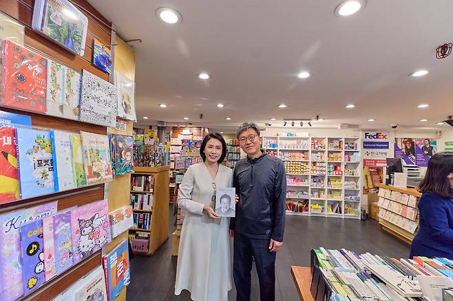 김혜경 여사가 23일(현지 시각) 미국 뉴욕 코리아타운의 한 서점을 방문해 이재명 대통령의 저서를 들고 기념촬영을 하고 있다./뉴시스