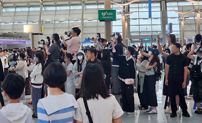 지난 6일 ‘홈마(홈페이지 마스터)’와 팬들이 해외로 출국하는 아이돌 그룹의 모습을 찍으려고 인천국제공항 출국장 앞에 모여 있다. /남강호 기자