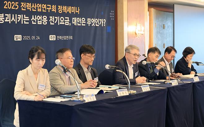 24일 서울 중구 롯데호텔서울에서 ‘기업 경쟁력 붕괴시키는 산업용 전기 요금, 대안은 무엇인가’를 주제로 전력산업연구회 세미나가 열렸다. 이날 패널 토론에서 좌장을 맡은 손양훈(왼쪽 넷째) 인천대 명예교수는 “한국은 산업용 전기 요금이 저렴한 게 경쟁력이었는데 그 강점이 사라졌다”고 했다. 다른 전문가들도 “급등한 산업용 전기 요금 때문에 산업의 경쟁력이 붕괴하거나, 생산 기지가 해외로 이탈할 수 있다”고 잇따라 경고했다. /장경식 기자
